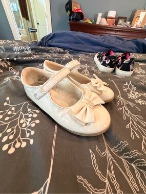 smartfit Cream Patent Mary Jane Shoes with Bow Accent